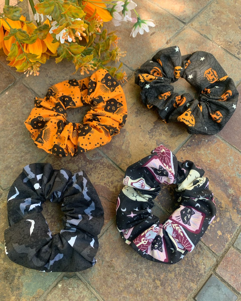 AlishaJeanArt's tweet photo. HALLOWEEN PROMO🧡
FOR THE NEXT 5 SCRUNCHIE ORDERS:

- Buy any of the left designs, 

-Get one of the right for FREE 🙀

Hurry &amp; get this deal :-)
Scrunchies available individually or as packs of 2, 3, or 4🎃
ALL orders come with FREE stickers &amp; shipping💜

https://t.co/lY7hpuOtc4 https://t.co/pBfb6T1W0f
