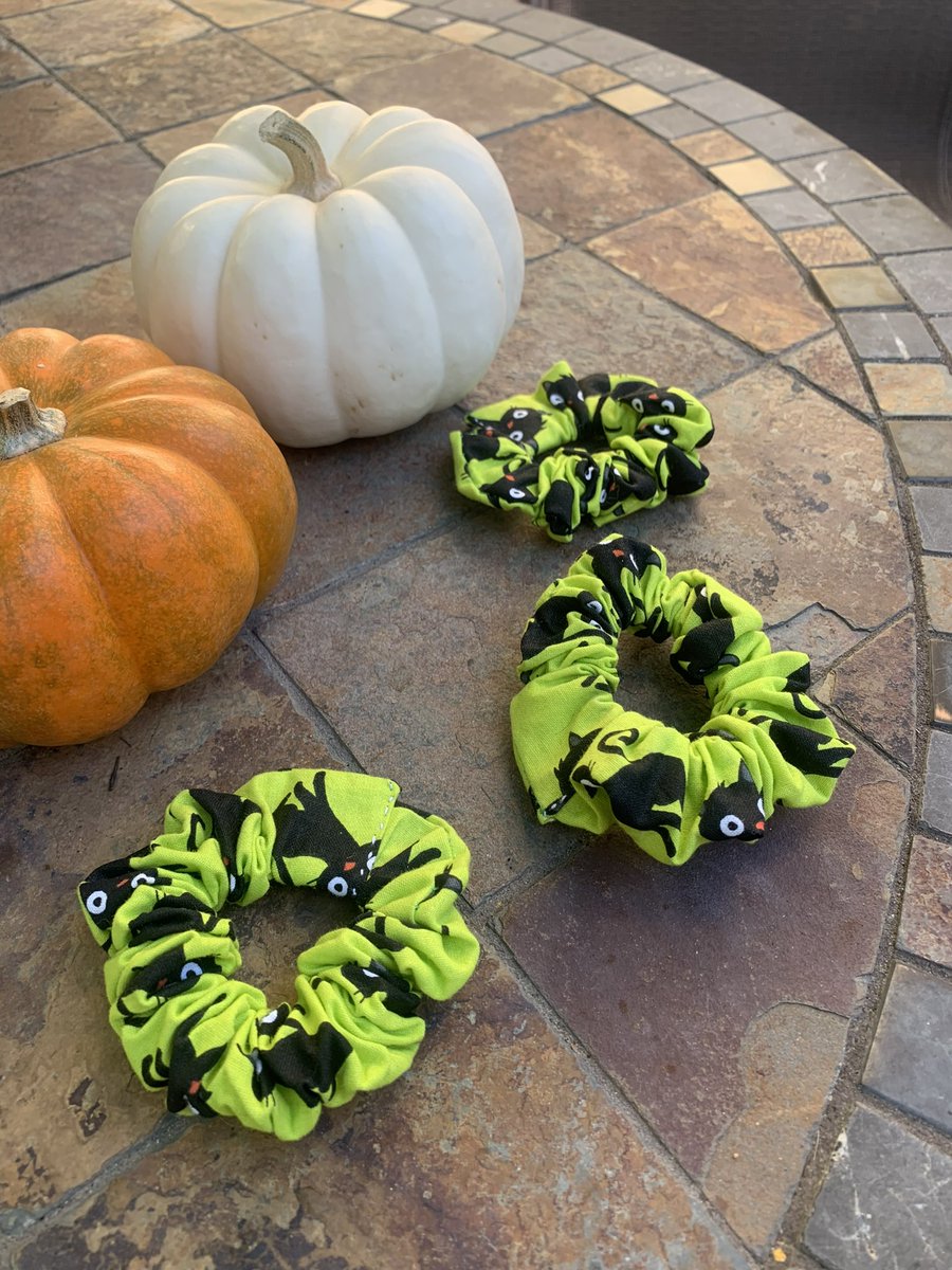 AlishaJeanArt's tweet photo. HALLOWEEN PROMO🧡
FOR THE NEXT 5 SCRUNCHIE ORDERS:

- Buy any of the left designs, 

-Get one of the right for FREE 🙀

Hurry &amp; get this deal :-)
Scrunchies available individually or as packs of 2, 3, or 4🎃
ALL orders come with FREE stickers &amp; shipping💜

https://t.co/lY7hpuOtc4 https://t.co/pBfb6T1W0f