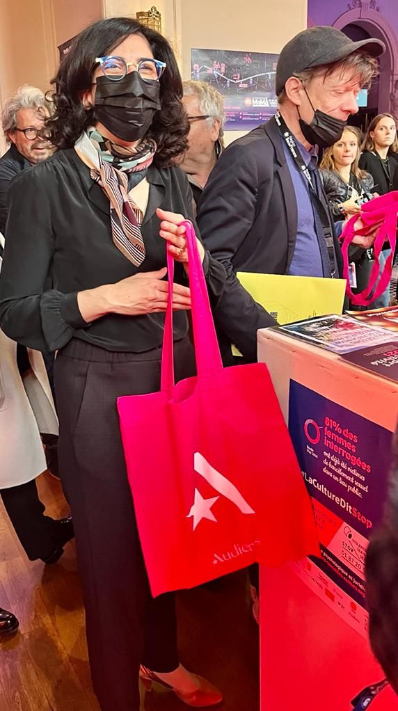 #MaMA22 - Jour 2 Une journée marquée par la visite de la ministre de la Culture, <a href="/RimaAbdulMalak/">Rima Abdul Malak</a>, sur le stand Audiens. Un moment privilégié pour échanger sur les questions de prévention, la cellule d’écoute contre les #VHSS,  la santé mentale et physique avec le <a href="/sante_bergere/">Pôle Santé Bergère</a>