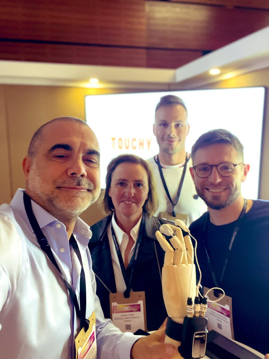 RobertoVargiolu's tweet photo. @Cosmetic360 Il y a un an nous étions au #TechCorner pour présenter la technologie #TouchyFinger @CentraleLyon cette année nous avions notre propre stand ! Encore merci à la team @CosmeticValley & à @MA_Jamet de nous avoir propulsé avec la distinction des #TheCosmeticVictories21 https://t.co/sADRYJiL9l