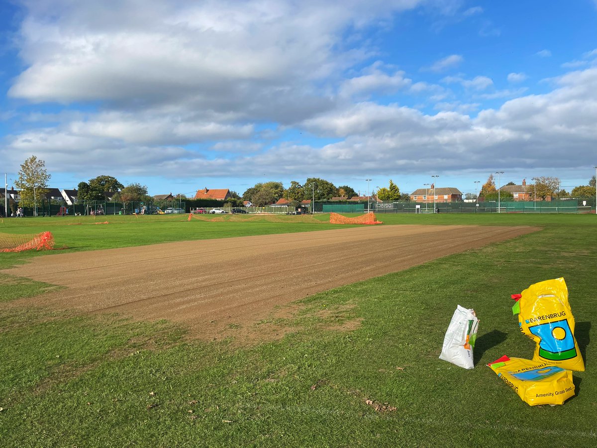 Nice project @aylshamstgiles finished off today. Final wicket of the square which fell away sharply levelled out, and a new wicket installed. Final levels graded into the outfield. Always a joy using great products Ongar from <a href="/BinderLoams/">Binder Loams</a> and sports and turf from <a href="/Topsoil_BS/">British Sugar TOPSOIL</a>