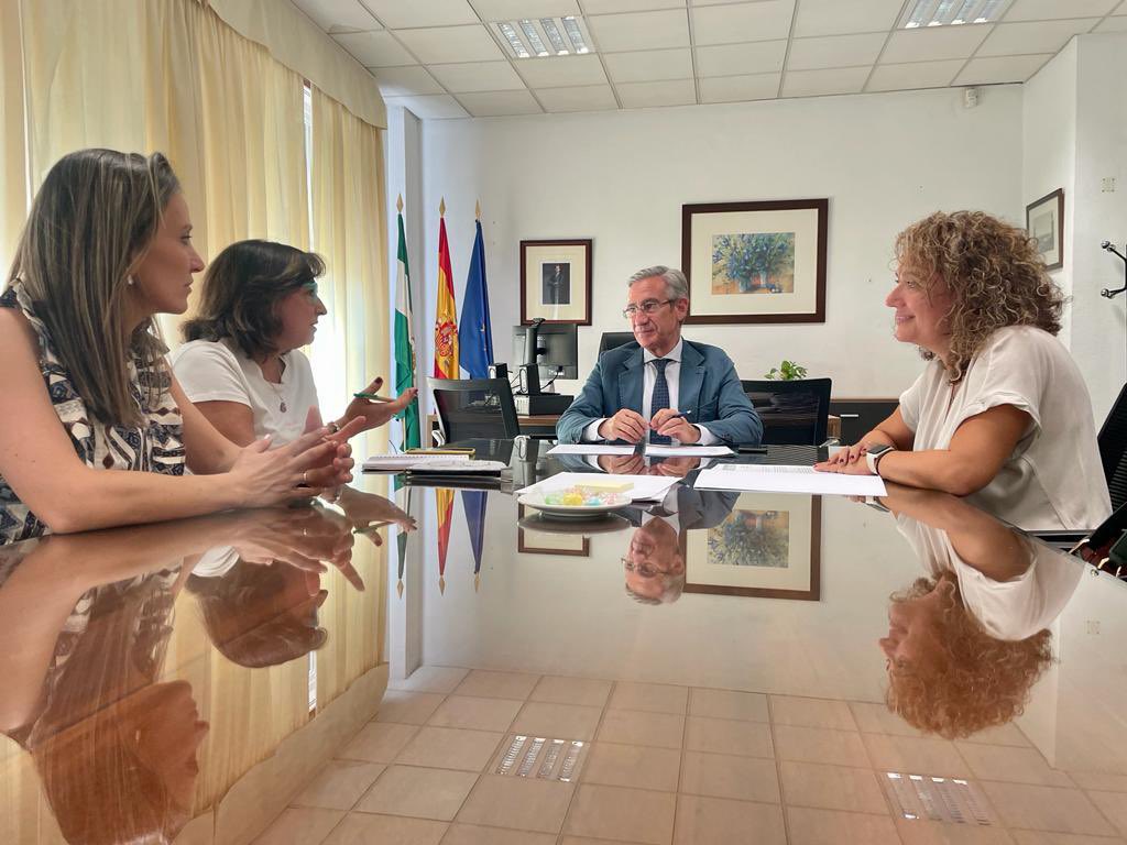 asadipre's tweet photo. La junta directiva provincial de Sevilla ha mantenido, en la mañana de hoy, una reunión con el Delegado Territorial de desarrollo educativo y formación profesional, Don Miguel Ángel Araúz Rivero.@Lidia87202061 @matiteatro @YagueAzucena https://t.co/PmxLWGLH5u