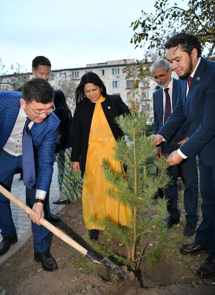 M_Lekhi's tweet photo. Happy to interact with Indian Students at Astana Medical University. We will continue to make all efforts to ensure their well-being. Also thanked the University for their support. I also planted a tree at the University.
@indembastana https://t.co/bt5G9XpIqE