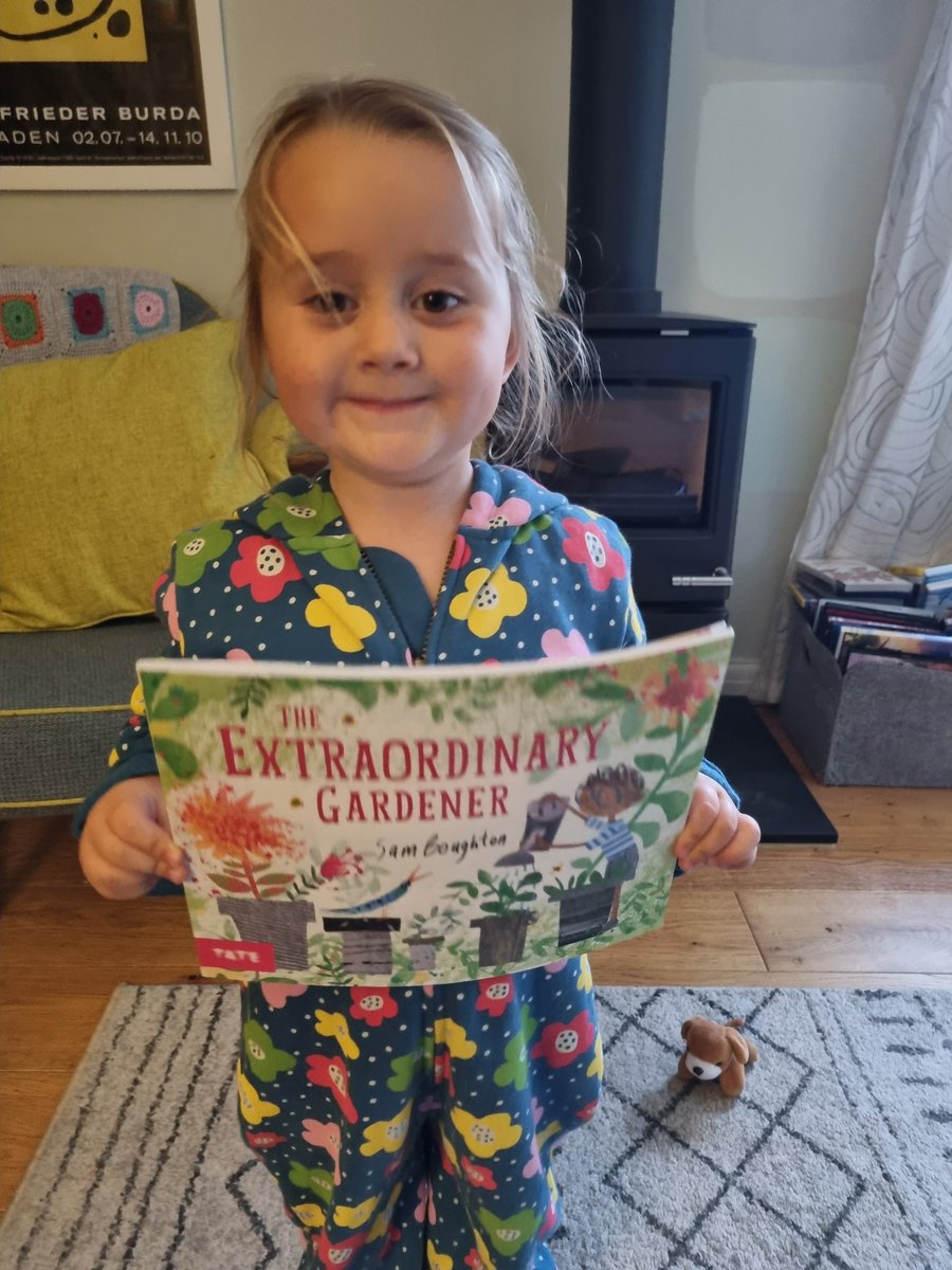 Rachel02336688's tweet photo. Ivy is made up with her wonderful prize for growing the best sunflower @s_polegate Thank you so much https://t.co/pKHPXC6Lnt