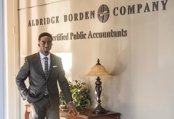 College of Business alumni Jonathan Avant
(B.S.B.A. Accounting) is the Montgomery Advertiser's
Community Hero for October! He's an accountant, a
downtown business leader, an advocate for education,
a musician, and serves on the College of Business
Advisory Board. Congratulations!