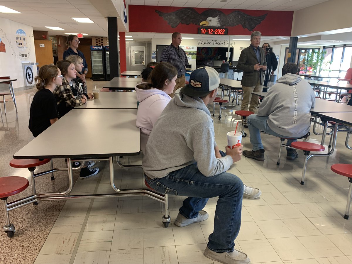 RoyBlunt's tweet photo. Yesterday, I met with Superintendent Andy Turgeon to visit Knox R-1 High School and hear about the school’s innovative approach to create opportunities for their students and set them on a pathway to success. https://t.co/TnnatZ85O1