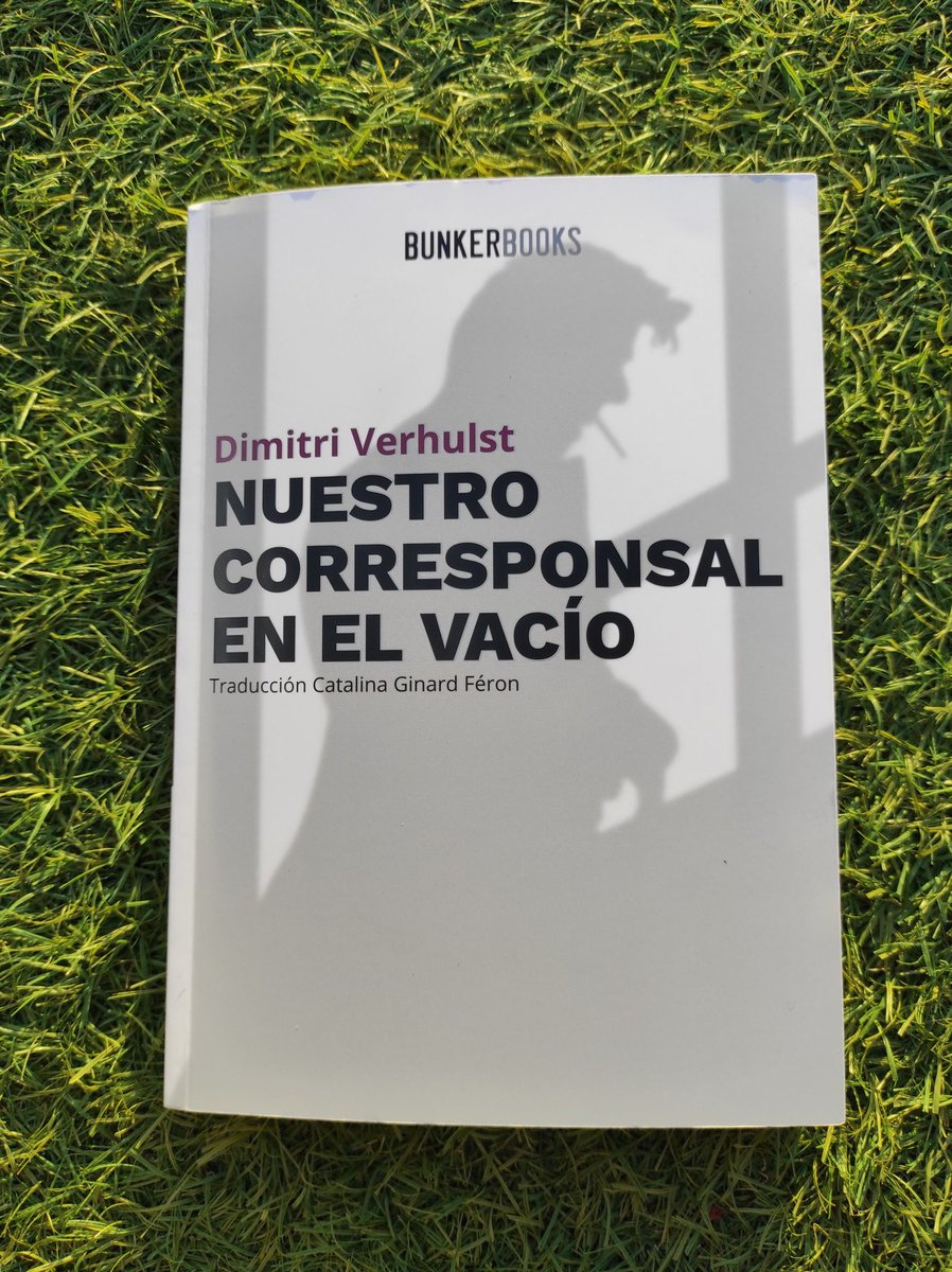 ladylibrorojo's tweet photo. "Y de pronto me golpeó la sensación de estar roto. Acabado. No me habría importado un carajo palmarla allí mismo. No sentía autocompasión, sólo era consciente de haber alcanzado el cero absoluto"
#NuestroCorresponsalEnElVacío #DimitriVerhulst @BooksBunker https://t.co/uxLqgE9usN