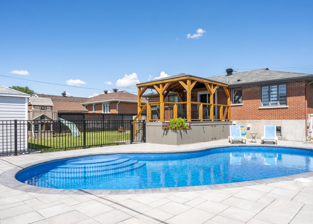 evioloo's tweet photo. SOLD!!! 🏡

This beautiful bungalow is fully renovated using quality materials and expert craftsmanship, it includes a stunning backyard with an inground pool and elaborate gazebo! 

More photos and details here, https://t.co/zPwOSQSks3

#photography #realestate #nikon #home https://t.co/bLemPt7138