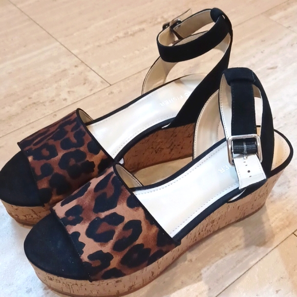 SandraGillett10's tweet photo. So good I had to share! Check out all the items I'm loving on @Poshmarkapp from @vaporgeisha @MahlandtDeana #poshmark #fashion #style #shopmycloset #marcfisher #sonoma #nickmo: https://t.co/oFZPXlIkny https://t.co/kXmHjzz9c0