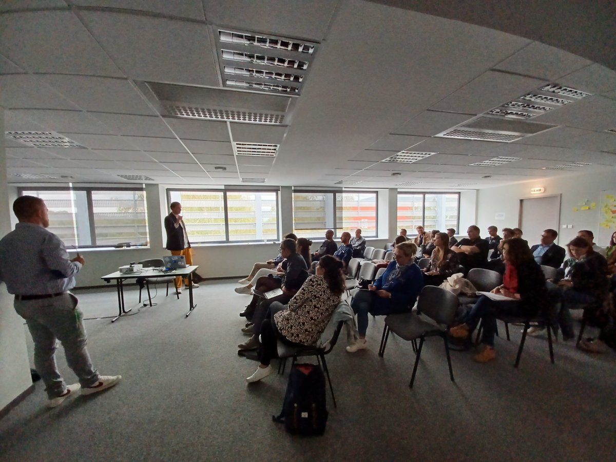 Ecodair_ESS's tweet image. Aujourd&apos;hui s&apos;est tenue la Journée du Numérique Responsable organisée par la @Digitaleague au parc Metrotech Saint-Etienne. Des échanges sur l&apos;impact environnemental du numérique et de ses alternatives animées par des responsables d&apos;Ecodair, Fairphone et DigitGreen.

#ecodair