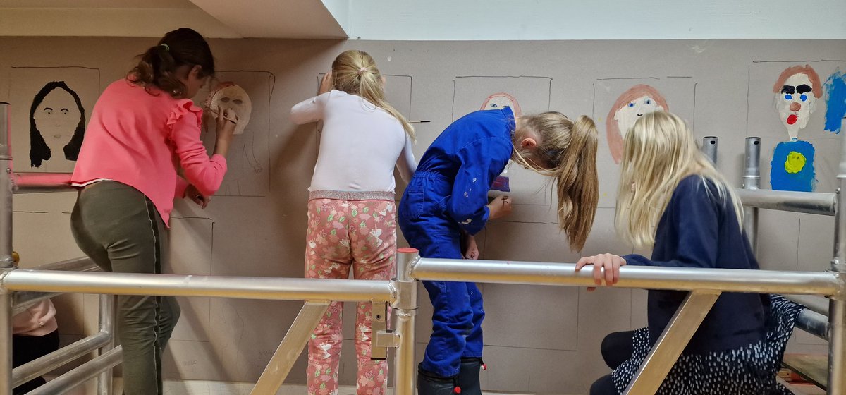 Met bijna 800 kinderen nemen we afscheid van het oude schoolgebouw. Iedereen maakt een zelfportret op de muur. #kunst #vleuten #Utrecht #afscheid <a href="/VARnws/">VAR NWS</a> @jeugdjournaal