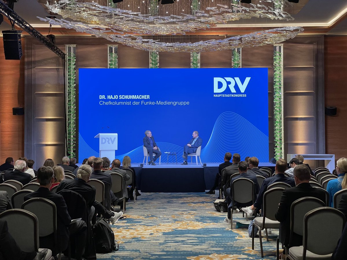Der erste Kongresstag vom #DRVHK22 schließt mit einem Gespräch zwischen <a href="/hajoschumacher/">Hajo Schumacher</a> und <a href="/DirkInger/">Dirk Inger</a> zum Thema "2040: Rückblick auf die goldenen 20er Jahre" ab.