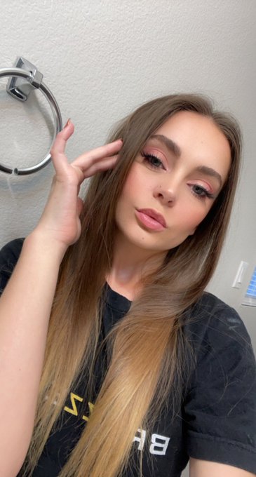 Goodmorning my lovers 🥰😘 https://t.co/eHNxTvxklV