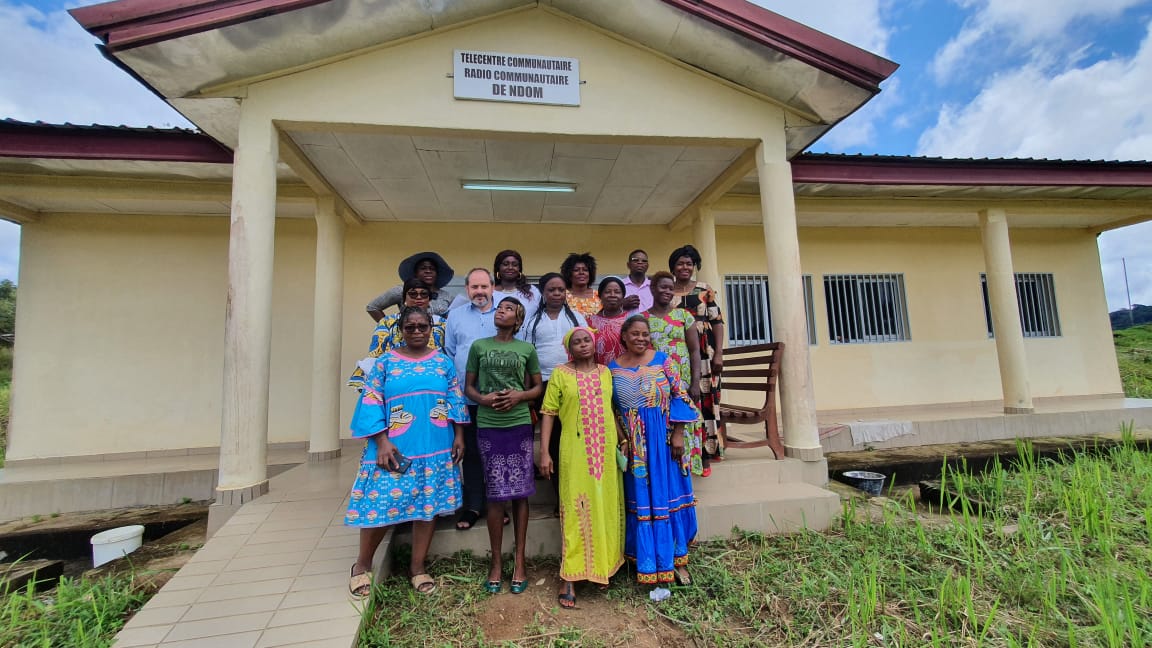 DigaMathieu's tweet photo. Près de 150 km de Yaoundé dans l'arrière pays bassa (aux fins fonds de la Sanaga Maritime) pour animer aujourd'hui une séance de marketing digital 🛍️🛒📱 avec les femmes de la @Commune_de_Ndom Ndom #JourneeFemmeRurale #VilledeNdom #TCPndom #RuralWomenDay https://t.co/QrZK2mqwfS