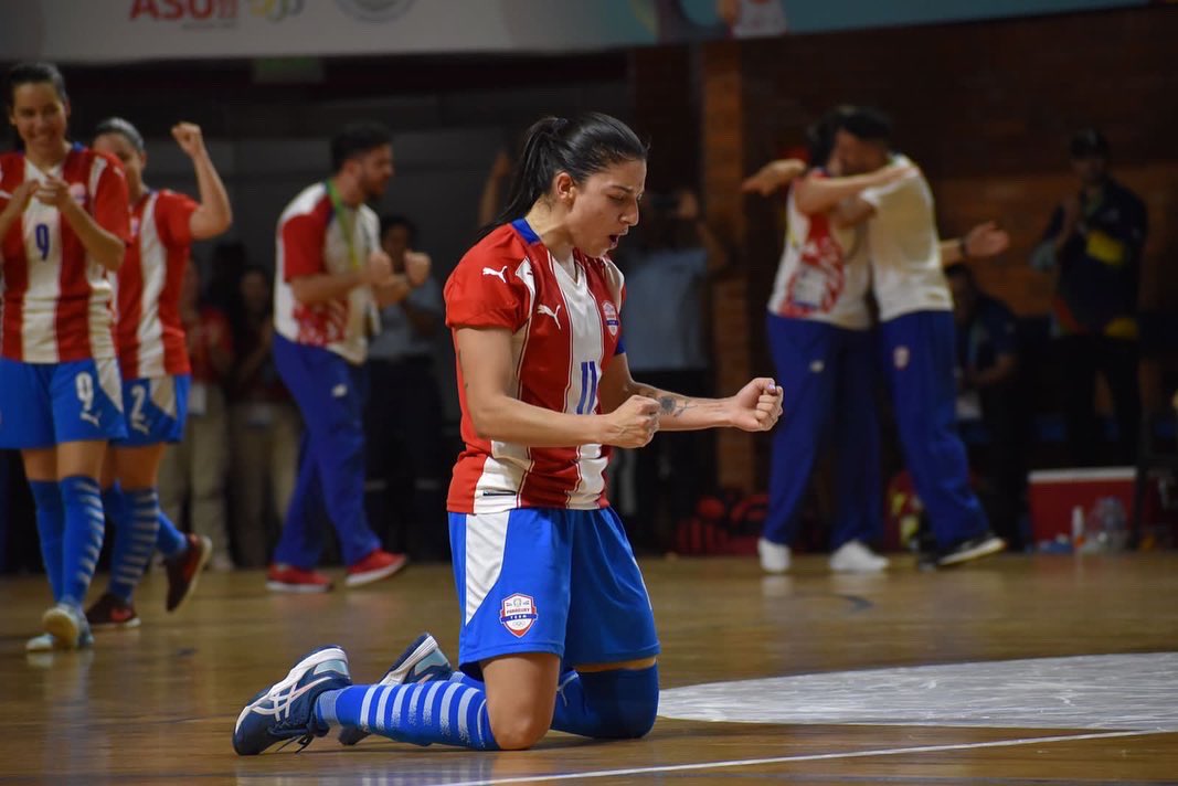 asu2022oficial's tweet photo. 🇵🇾 PARAGUAY 2 vs 1 🇺🇾URUGUAY 

¡Victoria de ORO de la Albirroja en Futsal ante el equipo uruguayo! 👏🏻🥇

#ASU2022
#ElSueñoDeTodos https://t.co/bS9TLjRpbW