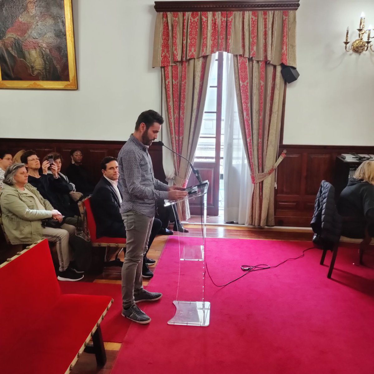 Unidas_sepuede's tweet photo. 🗨️ Interviene Ciro Molina, víctima del acoso y la perversión de uno de los sacerdotes. 

"Es necesario presentarse hoy aquí para reafirmar y recordar que los actos del pasado tienen vigencia, aunque hayan sucedido décadas atrás. Porque el dolor de las víctimas no prescribe." https://t.co/R2z4txhYxH