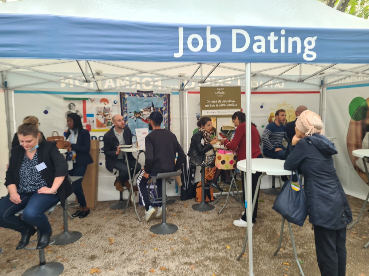 GeraldineCante's tweet photo. La Place de l'emploi et de la formation #Pierrebenite cet après-midi à reuni une 3️⃣0️⃣aine de #partenaires, #entreprises et
2️⃣0️⃣0️⃣ candidats, une belle réussite organisé par @poleemploi_ara #Oullins et @Pierre_Benite!
Avec le bus des #métiers du #bâtiment #Abribus
#TousMobilisés https://t.co/TExh3mhhtG