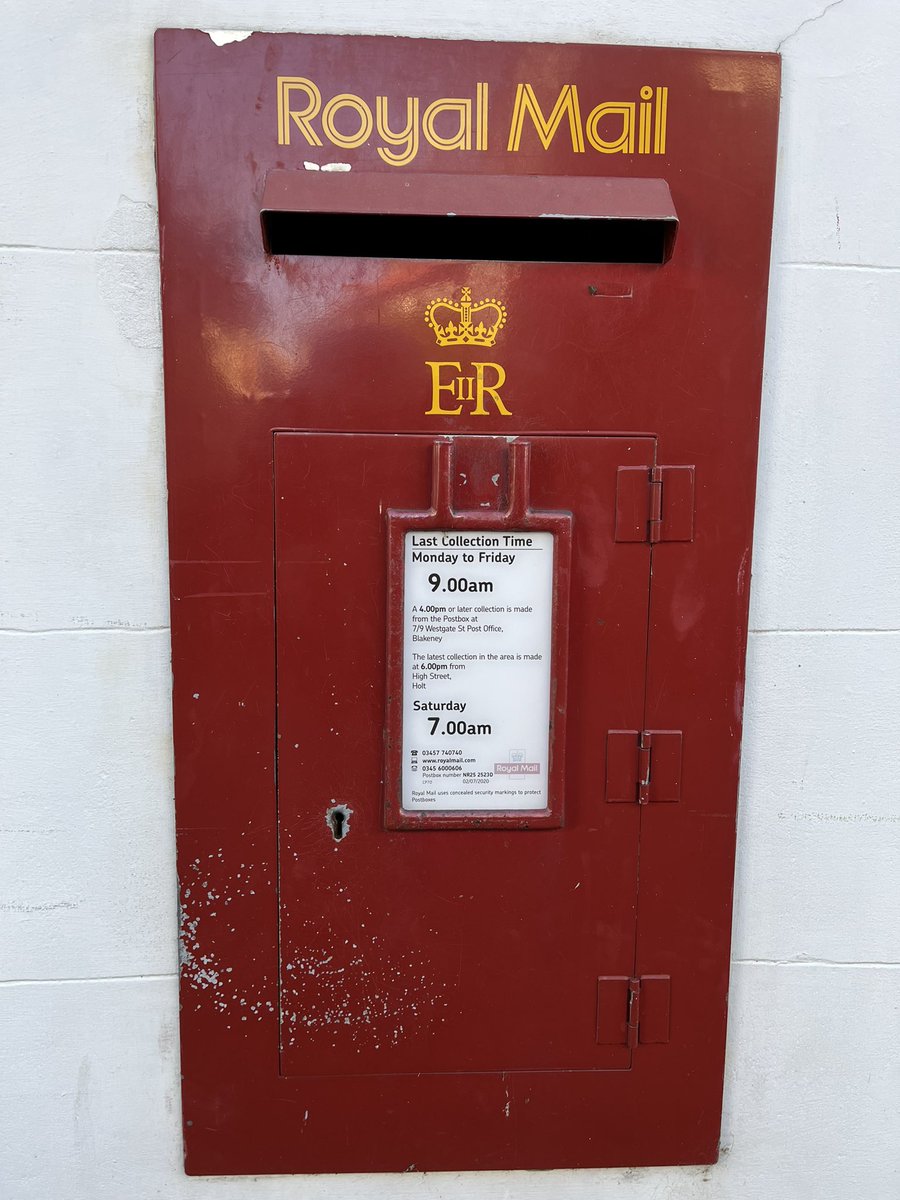 mikednew's tweet photo. @lbsg1976 @MyPostBoxes thought this was quite unusual for a post box & don’t normally take pics of ERII…taken in Blakeney North Norfolk…can anyone give some background as to style? 📮
#ERII #PostBox #NoNR252523D
#PostBoxCollection #FlatPostBox https://t.co/Ml2MbkmPvf