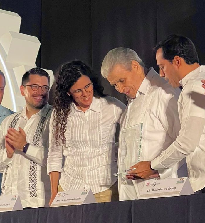 Don <a href="/CarlosAceves_/">Carlos Aceves del Olmo</a> sus compañeros trabajadores le reconocemos y respetamos, gracias por su generosidad, su amistad y por su defensa del #Tripartismo. Larga, vida y mucha salud y gracias por entrega a su labor en favor del movimiento sindical de México. #DSTCCR22 <a href="/JCVelascoCTM/">Juan Carlos Velasco</a>