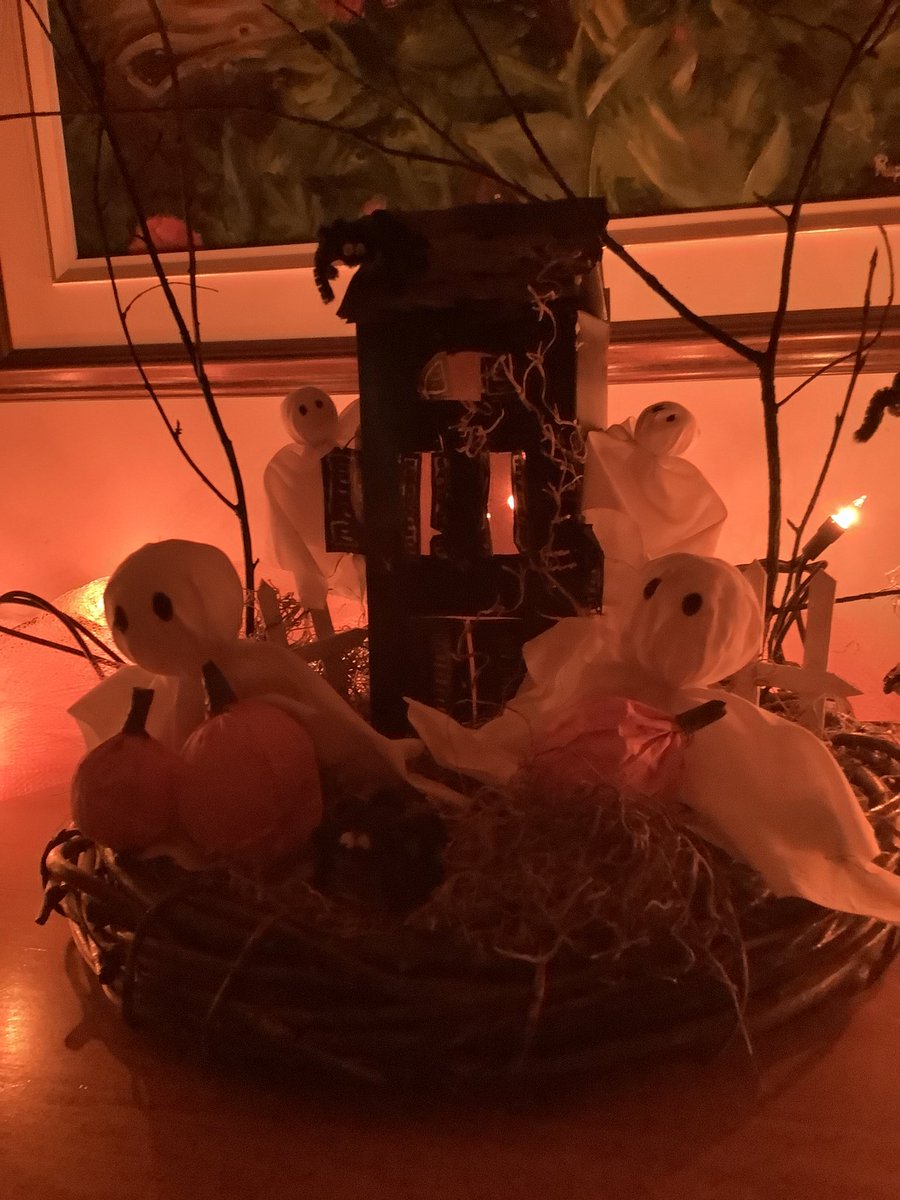 denise_septem's tweet photo. « Les fantômes sont mes amis, ils chantent, ils dansent, ils rient. Va venir le grand jour d'Halloween, ils vont tous se réunir sur la colline. C'est la fête des sorcières, éteignez vos lumières ! Les enfants ont des frissons, allumez vos potirons! »
Halloween 🎃🎃🎃 #madeco https://t.co/PuAcAHEXkx