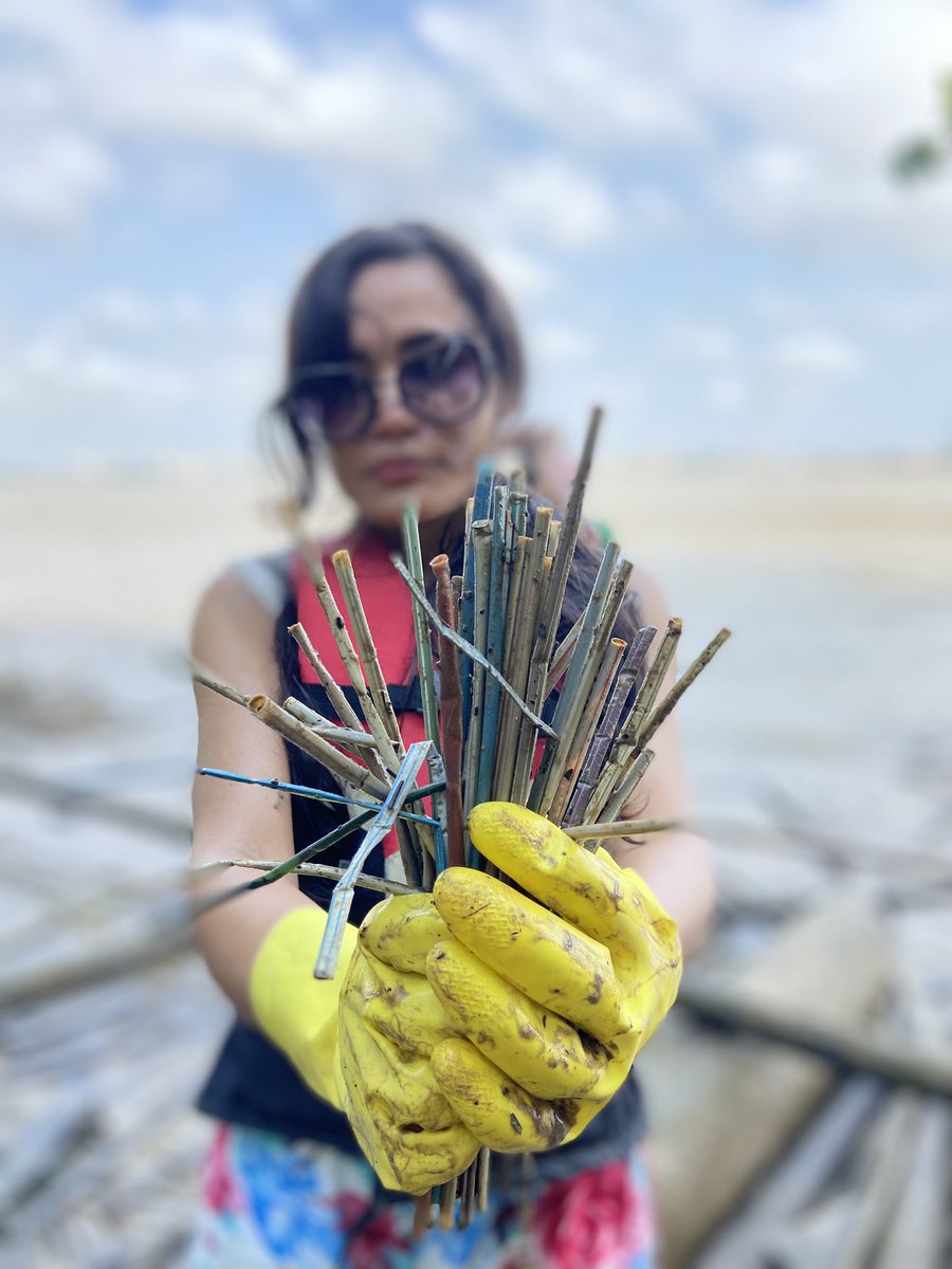 larissanoguchi's tweet photo. O canudinho do teu drink tá minando as margens da ilha do Combu. Não usem esta merda! Pra tirar isso do rio, temos que enfiar a mão na lama, quem vai lá fazer isso? 😡 
Eu tô indignada e absurdamente triste com o que vi hoje na ação que fizemos https://t.co/4TdULglDo9