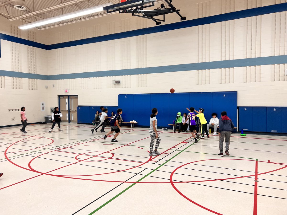 MacOdrum009's tweet photo. Day 1 of Bball Intramurals starts today with our Grade 5’s ⁦@EldoradoPDSB⁩ https://t.co/vAH8dS7gKg