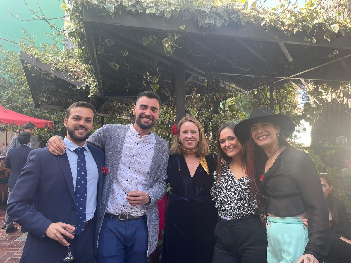 ICEXBolivia's tweet photo. Ayer el equipo de la #OFECOME de la @EmbajadaEspLPaz asistimos a la Fiesta Nacional de España junto con el resto de nuestros compañeros.
Un encuentro de celebración donde pudimos estrechar aún más las relaciones entre bolivianos y españoles.
Viva Bolivia 🇧🇴 Jallalla España 🇪🇸 https://t.co/Xn0wlNG2xm