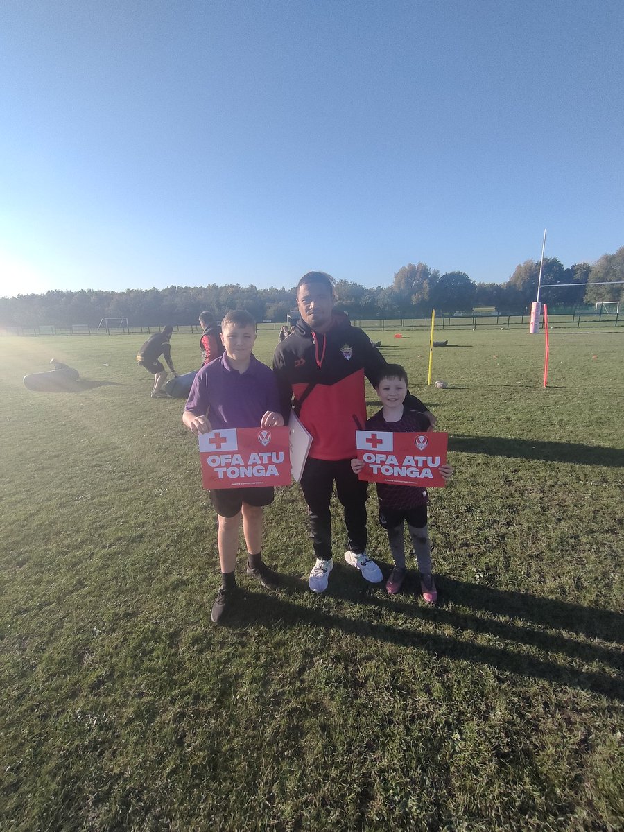 steP2117efc's tweet image. Some of the Tonga rugby league lads doing the rounds around the local young rugby teams ahead of the world cup. Good luck for the tournament lads. @konmanhurrell my lads missed you big man 🤣🤣