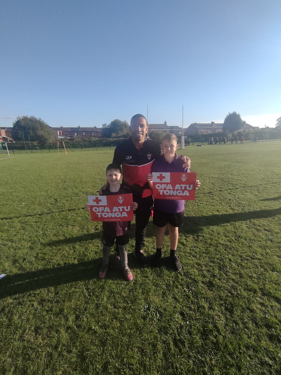 steP2117efc's tweet image. Some of the Tonga rugby league lads doing the rounds around the local young rugby teams ahead of the world cup. Good luck for the tournament lads. @konmanhurrell my lads missed you big man 🤣🤣