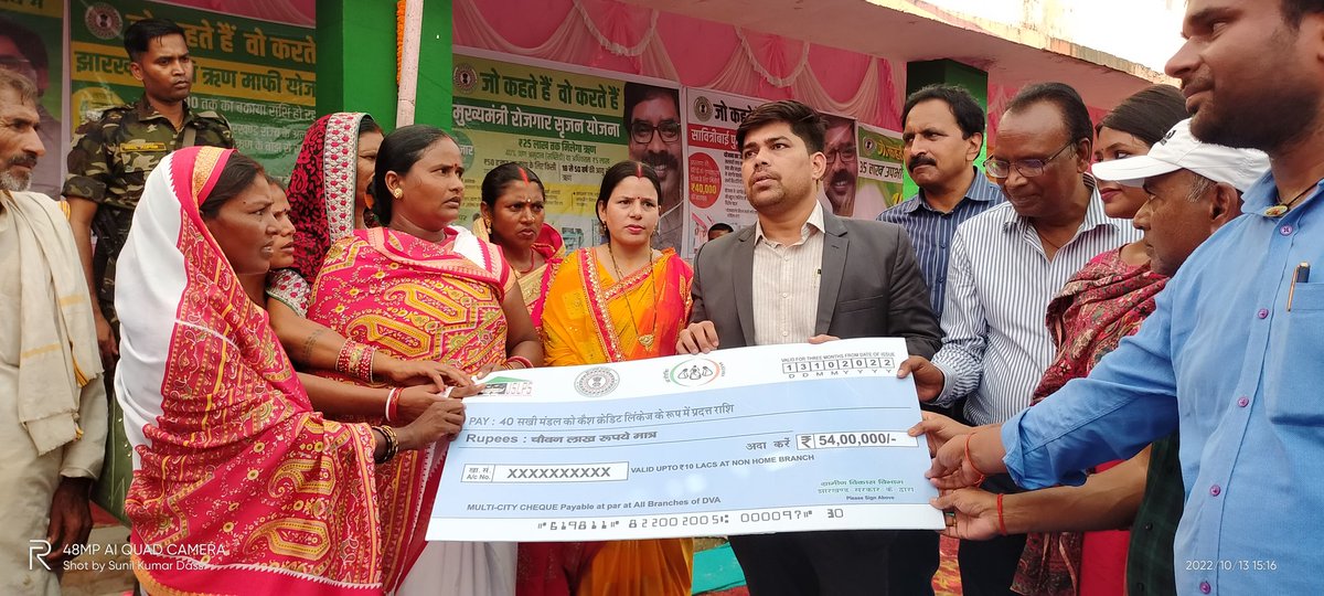 आज खरसोता पंचायत में आयोजित 'आपकी योजना- आपकी सरकार- आपके द्वारा कार्यक्रम में सरकार की विभिन्न योजनाओं के स्वीकृति पत्रों का एवं धोती साड़ी, कंबल, ग्रीन राशन कार्ड, ट्राई साइकिल आदि का वितरण लाभुकों को किया गया.

<a href="/JharkhandCMO/">Office of Chief Minister, Jharkhand</a> <a href="/HemantSorenJMM/">Hemant Soren</a>