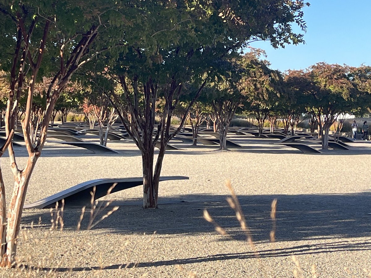 MrTscienceguy's tweet photo. Pentagon memorial the kids all gathered and clapped for an honor flight of veterans- sorry I did not get a picture https://t.co/ROUNjY5a3u
