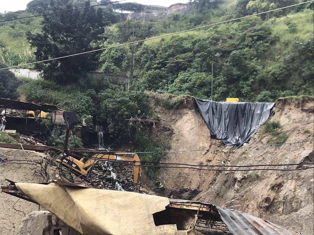 angelcacique's tweet photo. #13Oct #FallaDeBorde Autopista Caracas La Güaira, sentido Catia-La Güaira. Se observan máquinas y equipos de trabajo. Del lado de la carretera vieja Caracas la Guaira… https://t.co/ePA1NflBMW