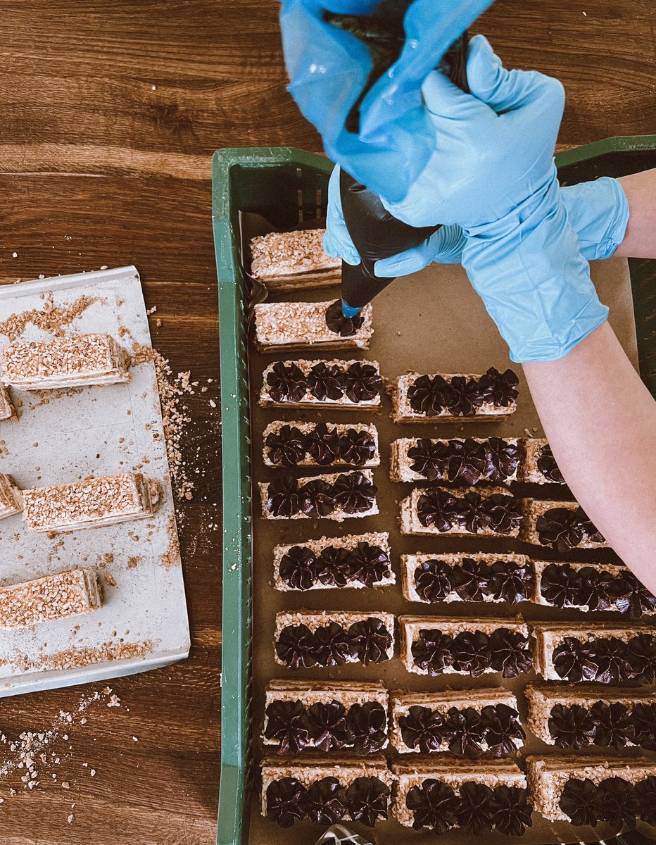 vladaknows's tweet image. Tātad. STĀSTU! Limbažu topiņā strādā divas fantastiskas ukrainietes, kas katru dienu taisa Kijivas kūkas. Ļoti atgādina mūsu Cielaviņu 🙂 Kūkas izķer aptuveni līdz 14.00. Jautāju, ko tik garšīgas? Atbildēja, ka tāpēc, ka ar dvēseli taisītas. You know what to do 😂😏