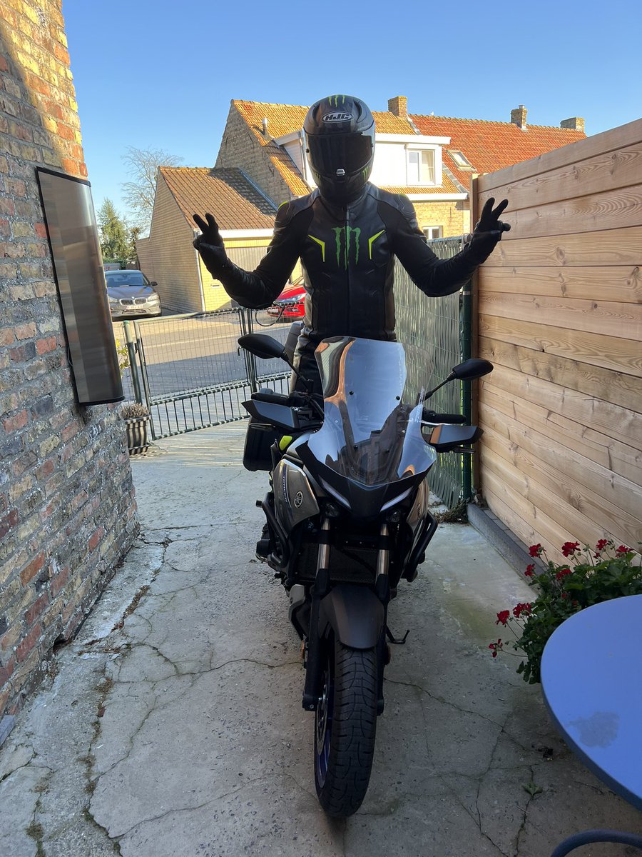 LoveGear3's tweet photo. Guys, fellow gearheads, pups and furs. I need your help so I can boost up my followers count. Would you please help me by retweeting my posts? Thanks in advance 😀 #Gearfetish #Motorbike #Biker https://t.co/GRqjxx2h5U