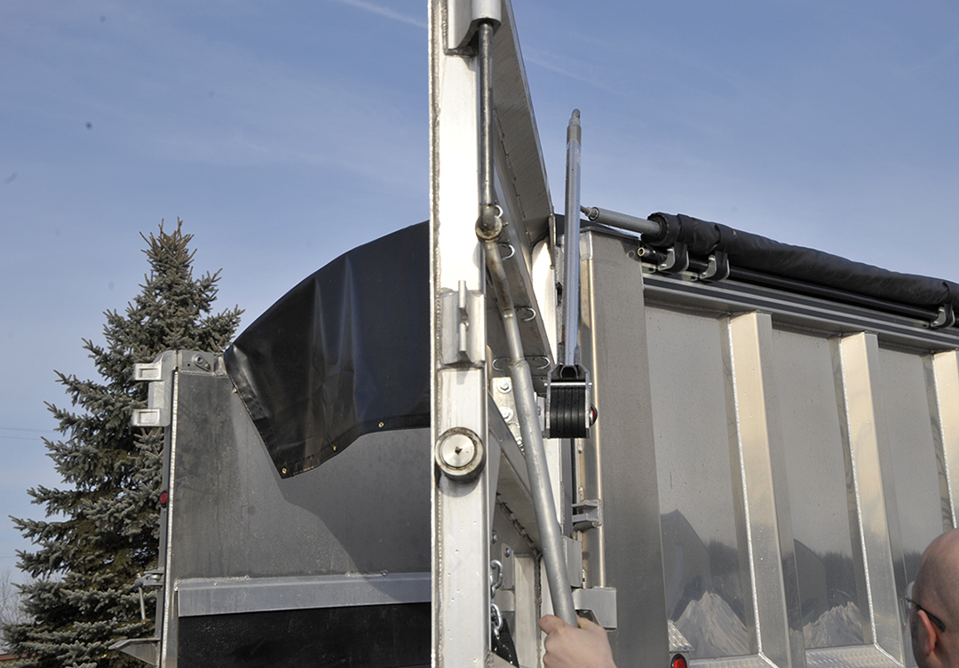 RollRite's tweet photo. #ThrowbackThursday is #TrailerThursday! 2011 #trailer with MultiFlex™ Rear Arm Return on our STS Series #tarpsystems. Perfect for sealed tarping that requires full use of tailgate operations. See more STS Series at: https://t.co/bZjMDGGFOu
#rollrite #tarps #trailerdriver #fleet https://t.co/mfdKHq4zuE