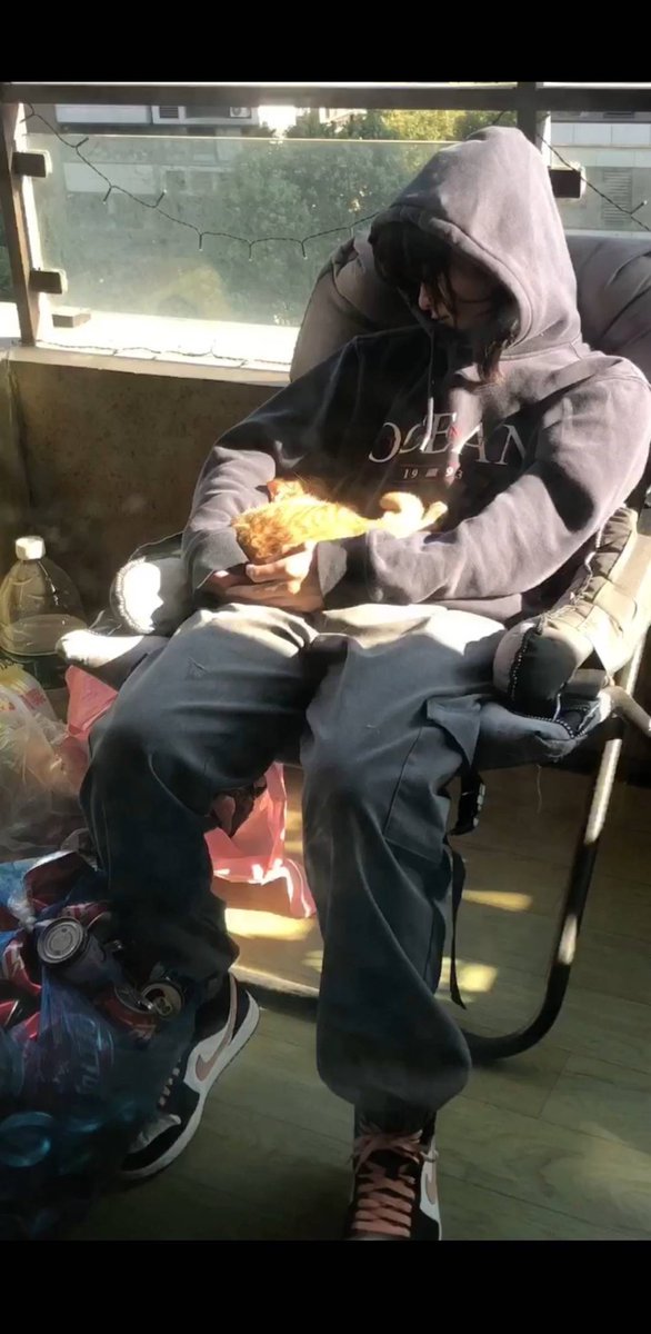 我很喜欢的一张照片，冬日暖阳的午后，抱着我的小猫晒太阳睡午觉 https://t.co/0GOBKo6AYw