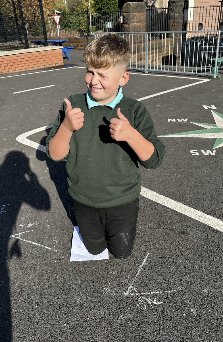 MrsJennaBoyd's tweet image. P7b took their learning out into the playground today. They used rulers and protractors to accurately draw a range of angles ☀️

#outdoorlearning #mathsisfun #drawingangles