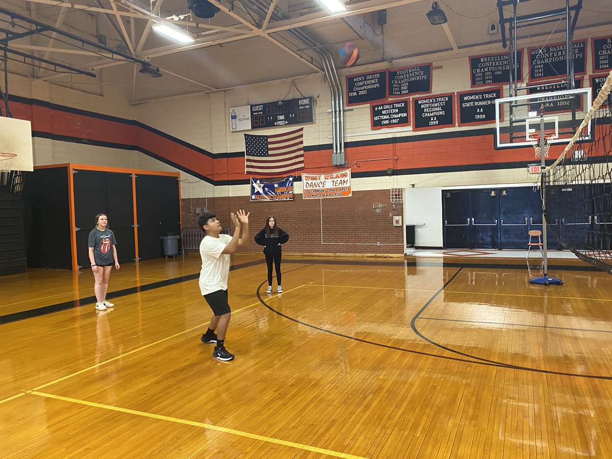 WWHS_PE's tweet photo. Volleyball Unit… some Spike, Serve, and Gameplay action from 1st period. @TheGreenesWWHS @dreward4 @CoachEarlRoland @WestWilkesHS https://t.co/Xqv3eHP2Tb