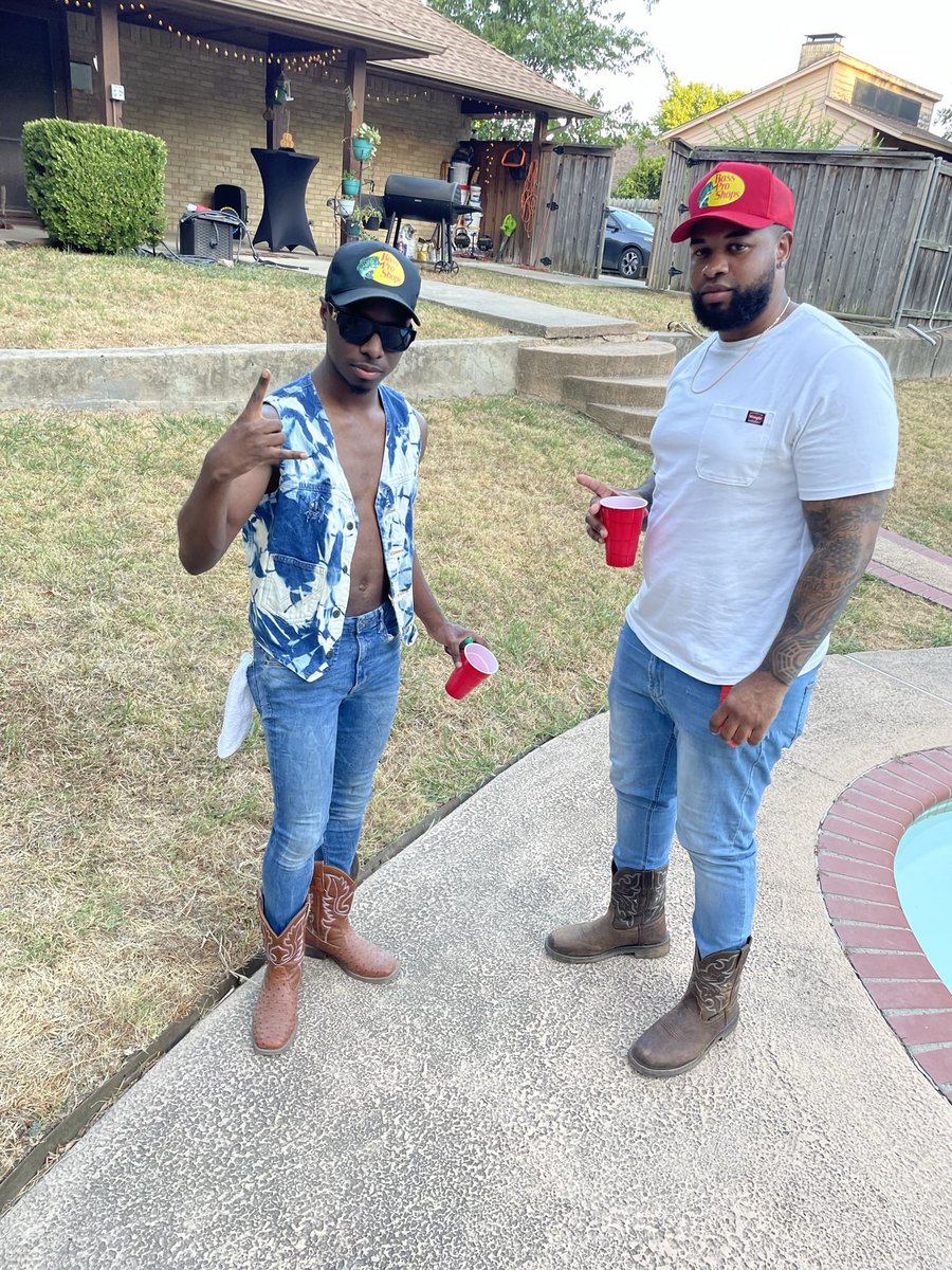Young_Poston's tweet photo. Let’s rock 🫣 221 country boys 😂 https://t.co/8AAvSQtTmM