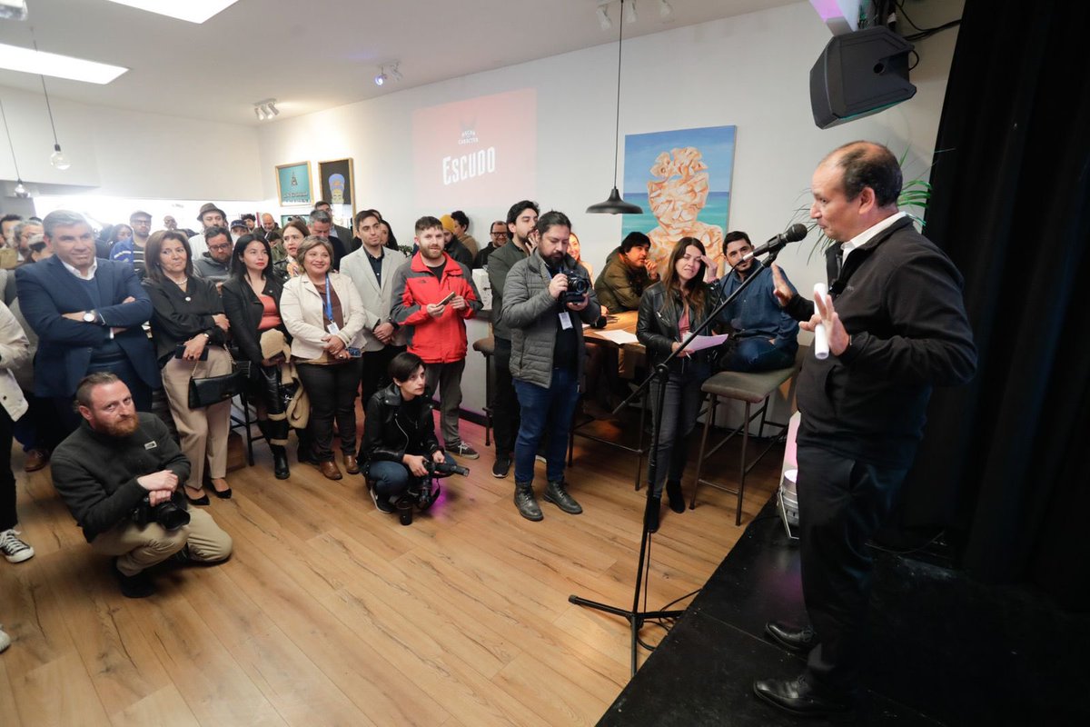 gorebiobio's tweet photo. 🎸En Galería Aura, el Gobernador @rdiazworner, lideró el lanzamiento del #RecPro, encuentro profesional de personas y disciplinas en torno a la música, el que se realizará en Concepción, desde el 2 al 4 de noviembre, en paralelo del @rockenconce 🧑🏻🎤👩🏻🎤. https://t.co/1ojghUhzgc