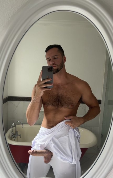 Peekaboo 👻 https://t.co/d1hmEvk0Nw