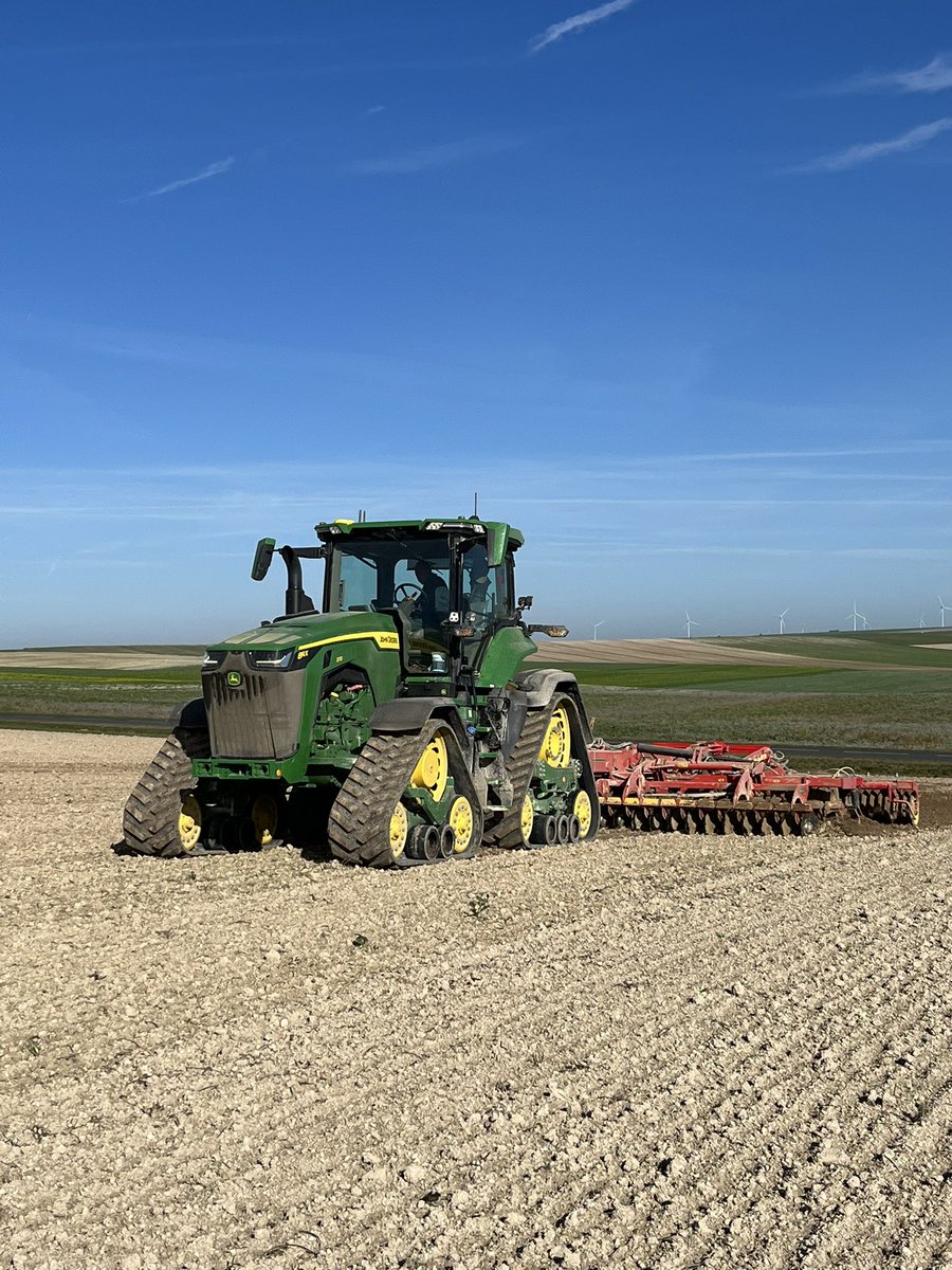 Travail du #sol après #tournesol 🌻 avant semis de #blé 🌾 avec le <a href="/JohnDeere/">John Deere USA</a> 8370Rx et le <a href="/vaderstad/">Väderstad</a> TopDown 700 #FrAgTw #agriculture #DamsDeereFarm
