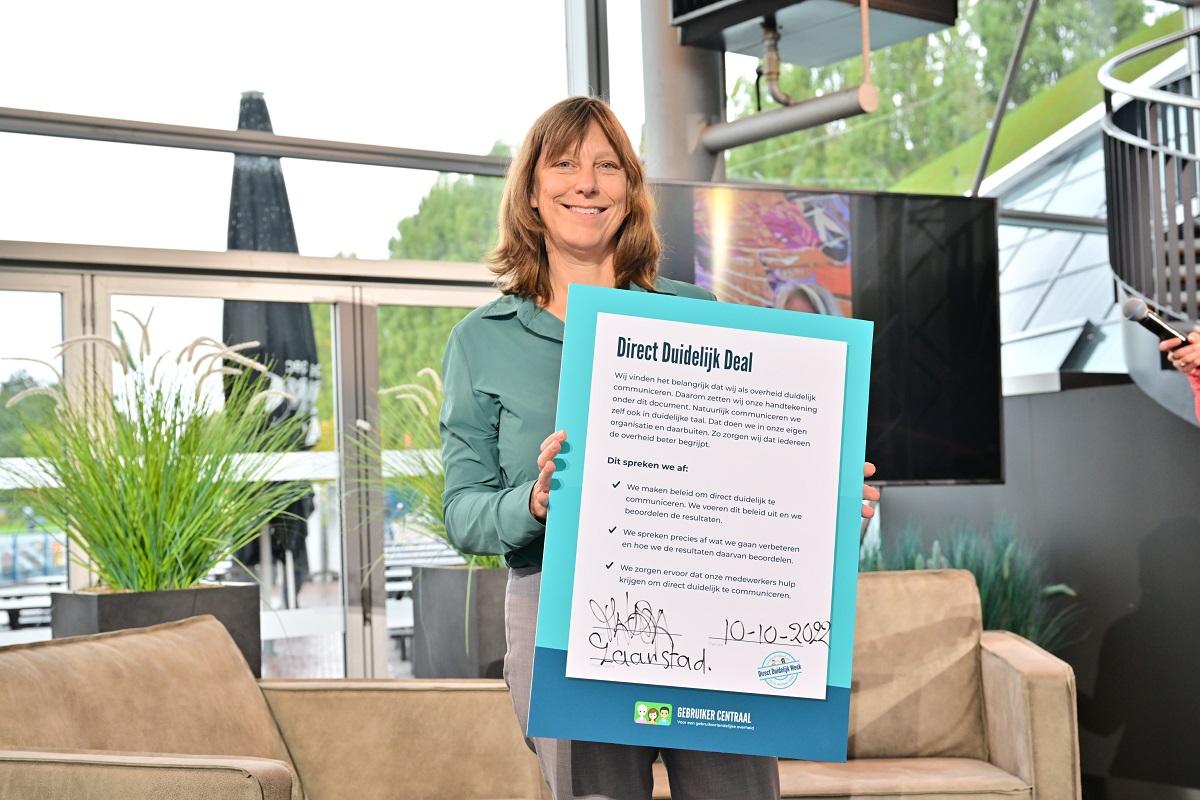 GemZaanstad's tweet photo. We vinden het belangrijk dat brieven en andere teksten van de gemeente voor iedereen te begrijpen zijn. 💡🤔

Op 10 oktober hebben daarom wethouder @natasgr en gemeentesecretaris Gerda Blom de Direct Duidelijk Deal ondertekend. 🖊️ https://t.co/bOgylTeINP
