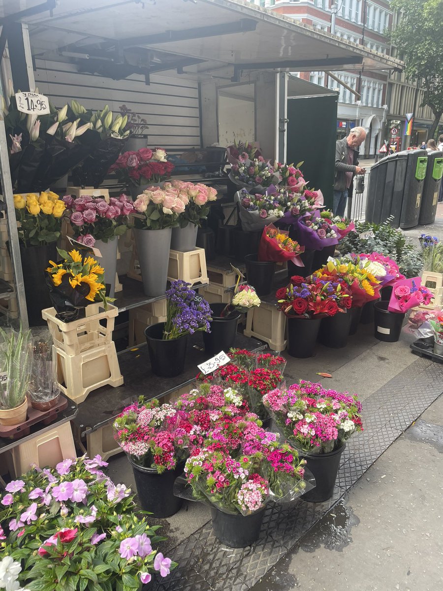 whereisjulia0's tweet photo. market flowers #london #flowers #floral #NaturePhotography #photographer #photo #travel #travelphotography #beauty #NatureBeauty #traveling #garden https://t.co/a1aau5aLDx