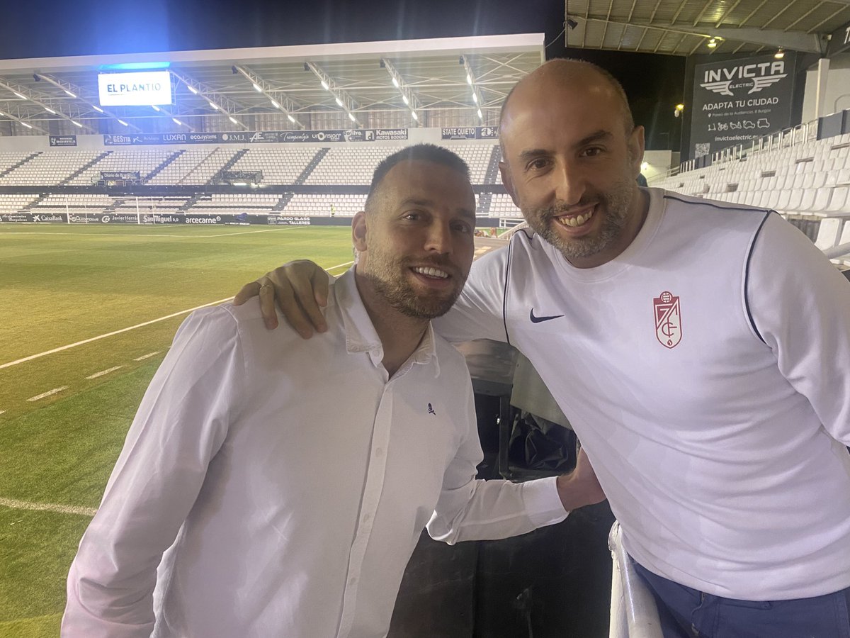 Gente, echadme un cable si podéis. Yendo caminando al estadio se me ha caído esta sudadera que llevaba mal anudada en la cintura sin darme cuenta (hablaba por tlf). Al volver tras mis pasos no había nada. Tiene valor sentimental porque me la regaló mi padre. Gracias.