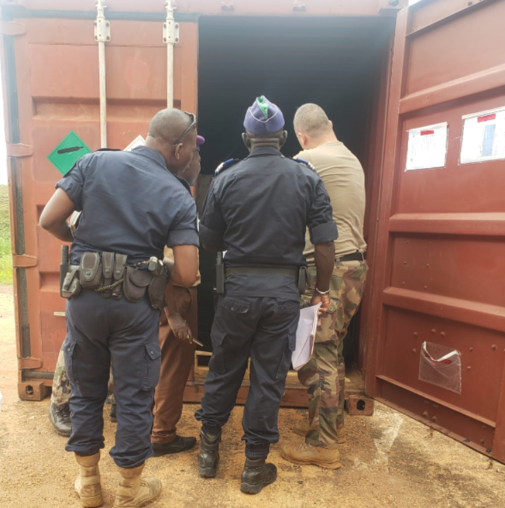 Avant chaque départ de convois de la #MISLOG, les contrôles et scellages de conteneurs sont effectués en étroites collaboration avec les gendarmes et douaniers centrafricains. Cela permet aux convois de circuler en toute transparence #entraideetpartage @EfgOfficiel <a href="/EtatMajorFR/">Armée française - Opérations militaires</a>