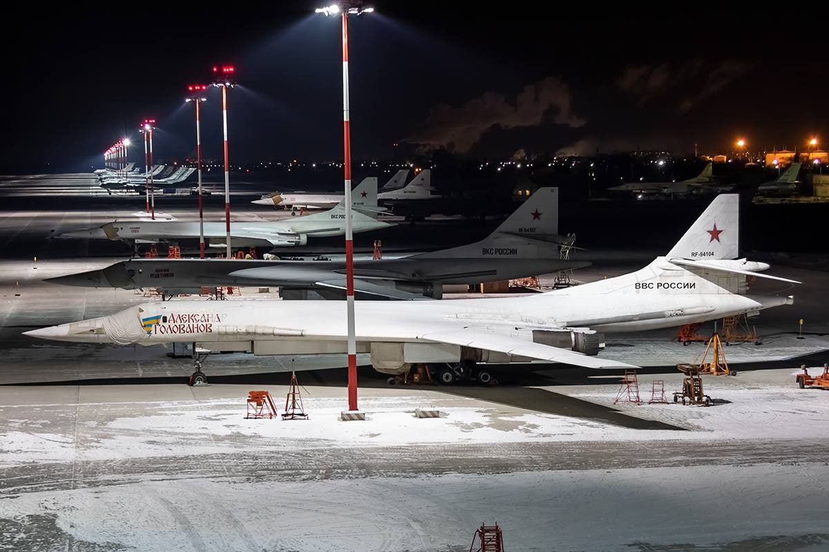 AlmexMix's tweet photo. ‼️🇬🇧 NATO signal: Russia has deployed 11 strategic bombers capable of carrying nuclear weapons in the Murmansk region
 Western military experts say this is a signal to the West. https://t.co/zxXktk0I1Y