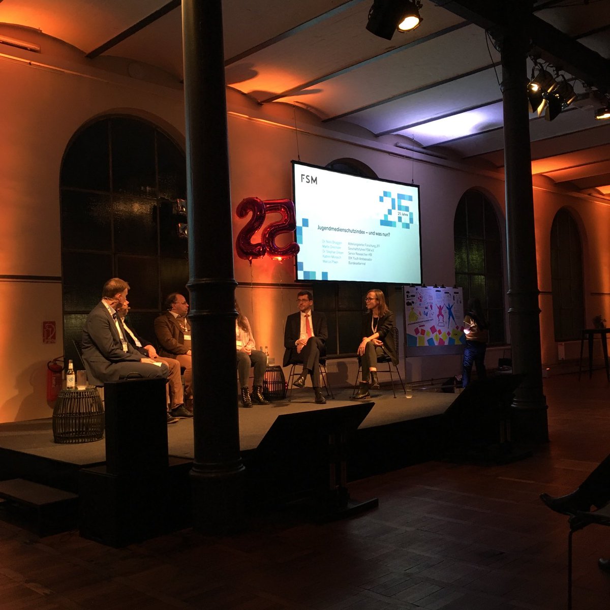 palimpoetica's tweet photo. Auf dem Podium fragt @chwatty nach methodologischen Herausforderungen der Befragungsstudie (über 800 Eltern und ihre Kinder) #jugendmedienschutzindex #JMSindex #Medienerziehung #FSMx25 https://t.co/RDlsaF9J1K