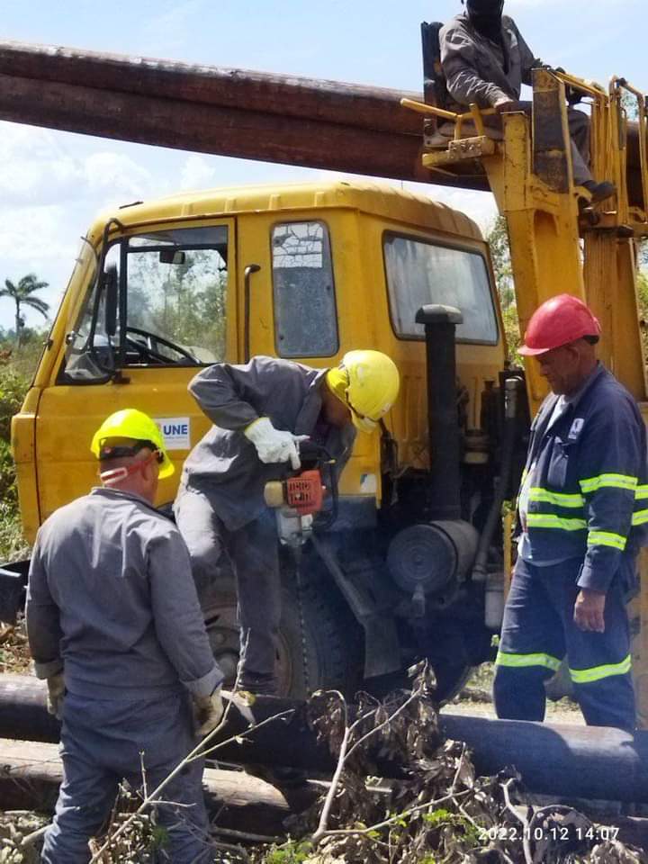 mosqueda2030's tweet photo. El contingente de eléctricos Ernesto Compet Rojas, de #Guantanamo, trabajó en la recuperación en La Habana, ahora lo hace en el poblado de La Palma, en la provincia de Pinar del Río. Estamos orgullosos de ellos.
#FuerzaCuba
#FuerzaPinarDelRío
#TodosJuntos
#PoderPopularGuantanamo https://t.co/tojUilk9m9
