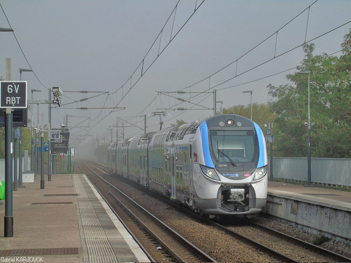 [#jeudiphoto]
Un Regio2N neuf traversant Achères dans le brouillard pour rejoindre Trappes et commencer sa vie sur la <a href="/lignesNetU_SNCF/">Lignes N et U</a> <a href="/IDFmobilites/">IDF Mobilités</a> 

#photosncf #sncf #train #acheres #paris #trainspotting #france #z57000 #plastic #sony #sonyh400 #autumn